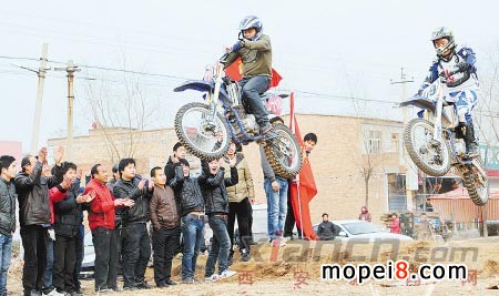 農民摩托車特技表演