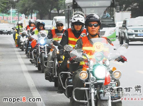 由20輛摩托車組成的高考愛心車隊