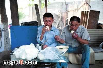 大莊和小陸在吃午餐