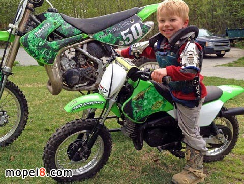 3歲男孩成世界最小越野摩托車手