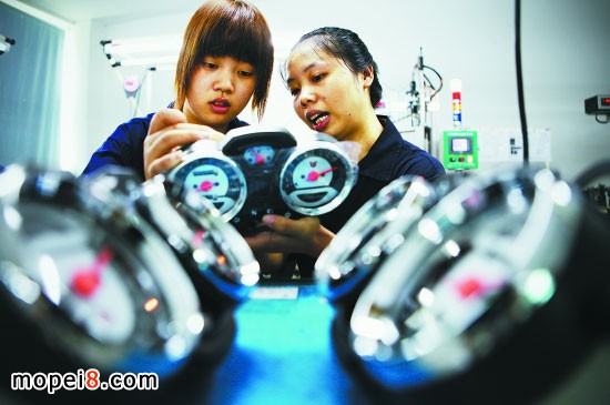 俊達摩托車儀表廠員工對產品進行終檢