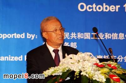 中國工信部裝備工業(yè)司巡視員王富昌致開幕詞