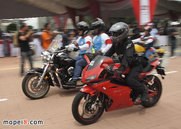 �R������4000��Ħ��܇�ۺ��߅���Ħ��܇Ѳ��