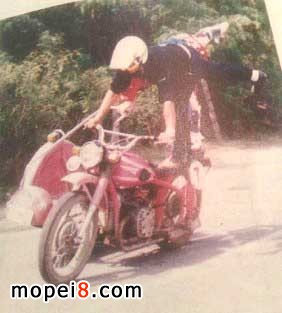 飛輪單腿支立駕駛邊三輪摩托車特技