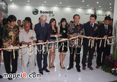 由中國企業(yè)和意大利百年摩托車名牌貝納利合作在印尼生產(chǎn)的多款高檔摩托車當(dāng)晚也登場亮相雅加達(dá)嘉年華式展銷會(huì)