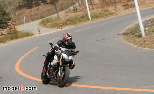 貝納利摩托車899S 巔峰對(duì)決 法拉利汽車458 Italia