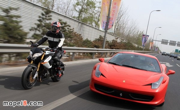 貝納利摩托車899S 巔峰對(duì)決 法拉利汽車458 Italia
