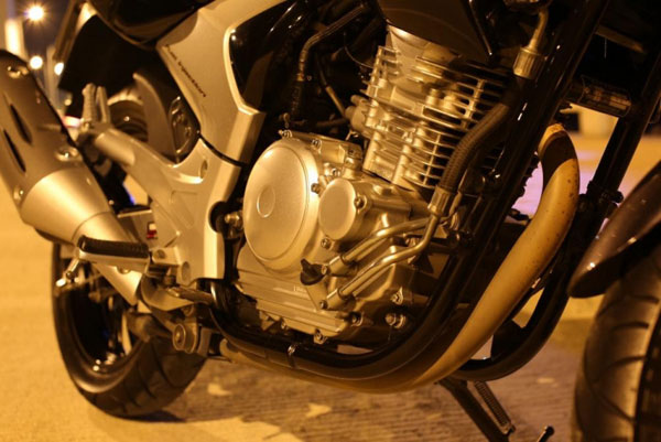 建設雅馬哈天劍王YBR250 VS 豪爵鈴木驪馳GW250