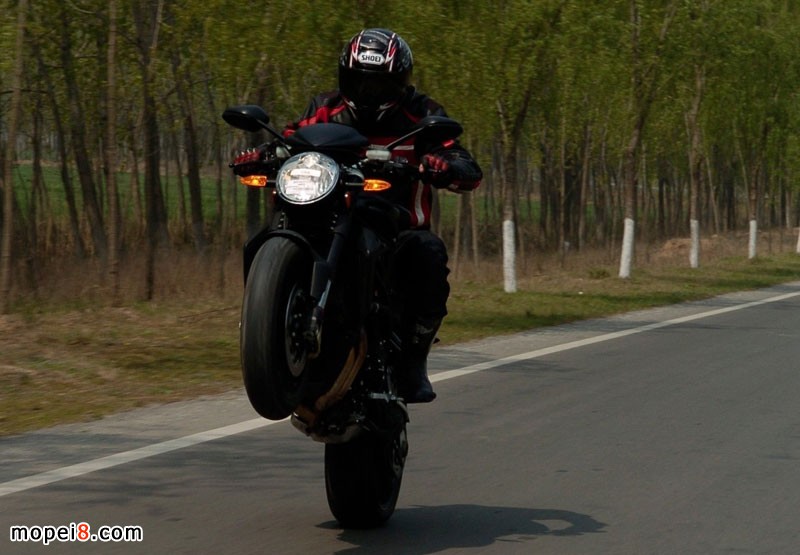 ԇ�{�W��˹��Brutale 920Ħ��܇