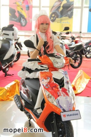 痛車展上Cosplayer騎的豪爵摩托車Lindy靈迪摩托車