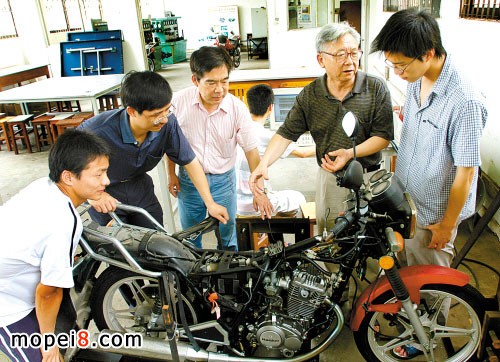 五邑大學的摩托車技術(shù)研發(fā)中心正在對摩托車設(shè)計院進行業(yè)務(wù)指導(dǎo)