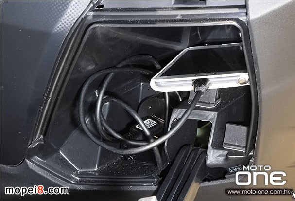 SYM GTS 300iĦ��܇�{�œ���s�������USB���^