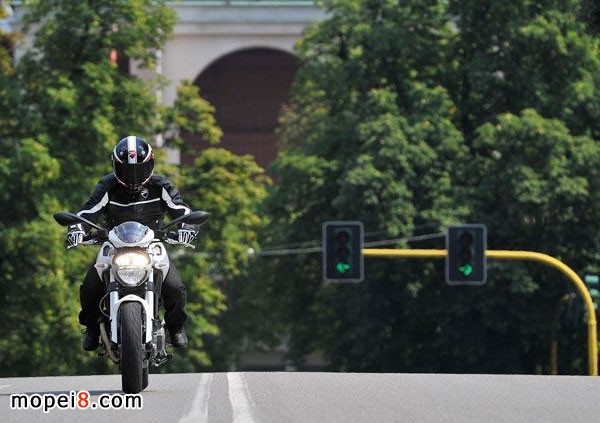 2013�ſ��Ϲ֫FMonster 696