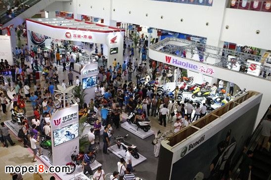 江門摩托車展會現場人山人海