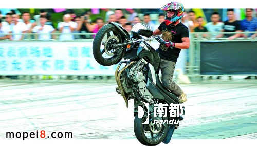 五邑華僑廣場車手在表演摩托車特技