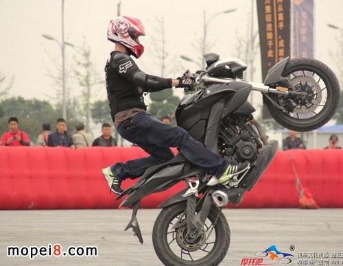 隆鑫摩托車摩博會場外車技hold住你的眼球