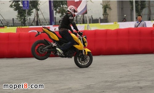 隆鑫摩托車摩博會場外車技hold住你的眼球