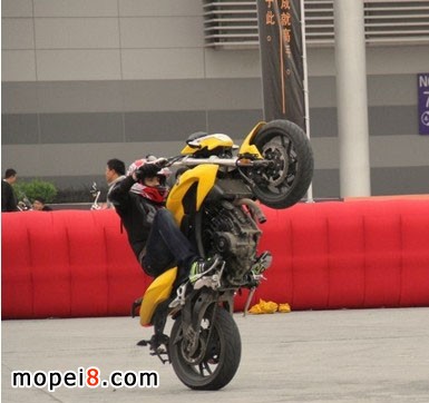 隆鑫摩托車摩博會場外車技hold住你的眼球