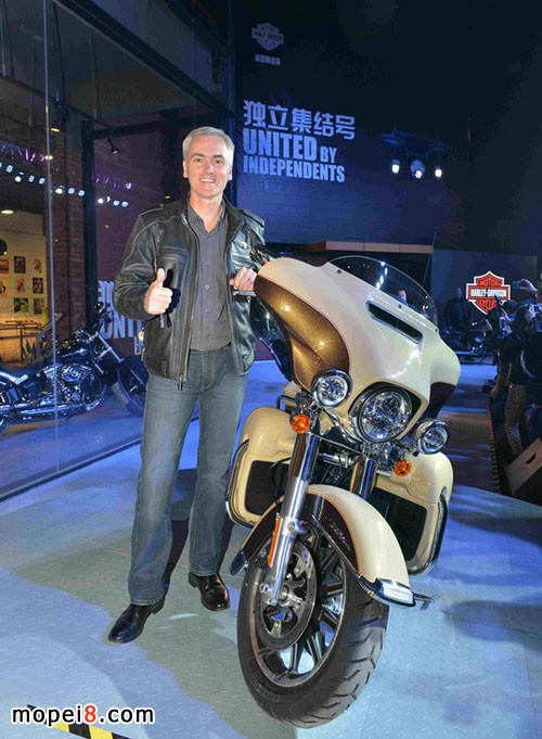 哈雷戴維森亞太區總裁馬謙禮駕駛2014款Touring摩托車