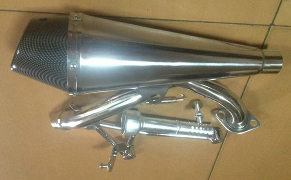 ����̼�w���P�Ħ��܇���b�Ś��racing exhaust