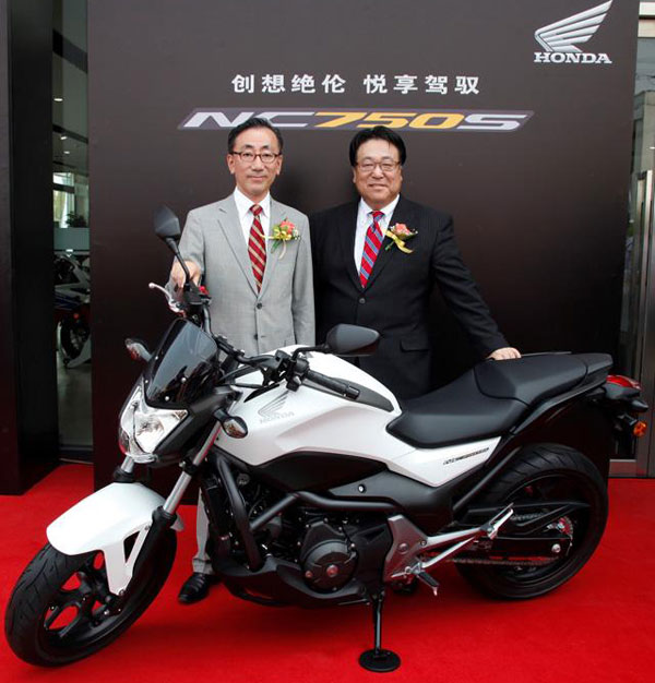 領(lǐng)導(dǎo)與新發(fā)布車(chē)型NC750S合影