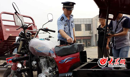 民警指證被查封現(xiàn)場正在貼標(biāo)的假冒品牌三輪摩托車