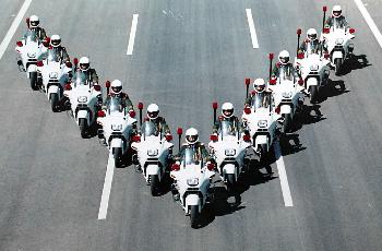 國賓摩托車護衛隊官兵在進行v字形編隊行車訓練