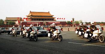 國賓護衛隊官兵護衛著國賓前往人民大會堂