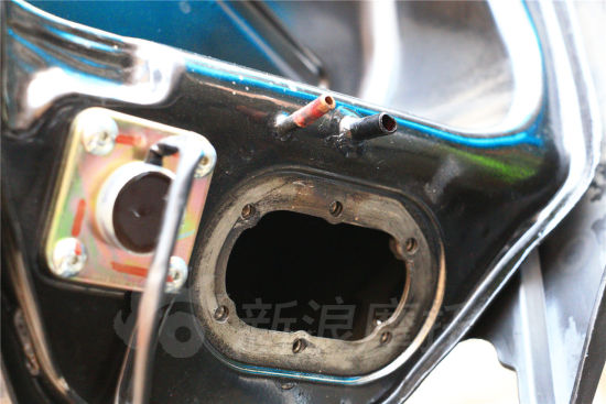 錢(qián)江黃龍600摩托車(chē)油箱汽油泵固定方式