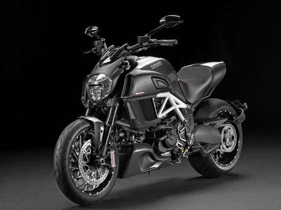 �ſ���Ħ��܇�¿�2015��Diavel Carbonħ��̼�w��