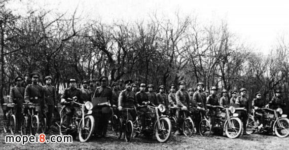 邊三輪摩托車被搭載不同口徑的機(jī)槍作為軍事用途